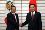 Photograph of Prime Minister Noda shaking hands with the President of the Republic of Peru, Mr. Ollanta Humala Tasso