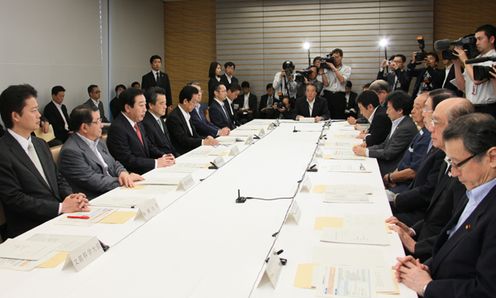 Photograph of the Prime Minister delivering an address at the meeting of the Okinawa Policy Council 2