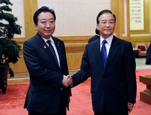 Photograph of Prime Minister Noda shaking hands with Premier Wen of China (pool photo)