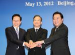 Photograph of Prime Minister Noda shaking hands with Premier Wen of China and President Lee of the ROK before the Japan-China-ROK Trilateral Summit Meeting 1