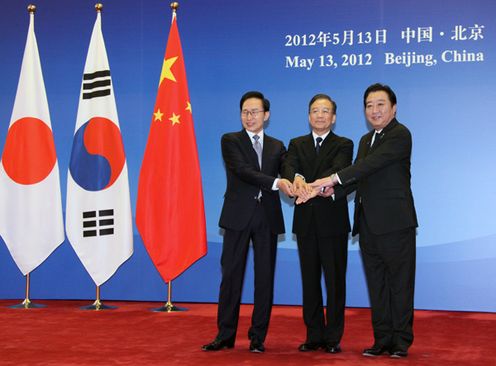 Photograph of Prime Minister Noda shaking hands with Premier Wen of China and President Lee of the ROK before the Japan-China-ROK Trilateral Summit Meeting 2