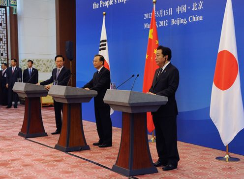 Photograph of the Prime Minister attending the joint press conference after the Japan-China-ROK Trilateral Summit Meeting 1