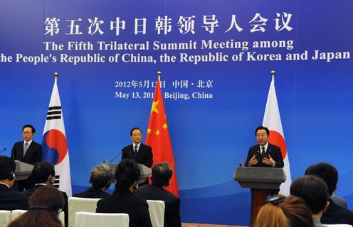 Photograph of the Prime Minister attending the joint press conference after the Japan-China-ROK Trilateral Summit Meeting 2