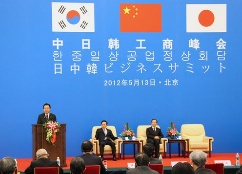 Photograph of the Prime Minister delivering an address at the Japan-China-ROK Business Summit