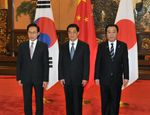 Photograph of Prime Minister Noda holding talks with President Hu of China and President Lee of the ROK 1 (pool photo)