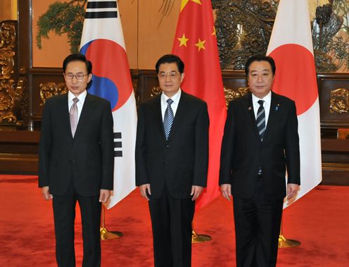Photograph of Prime Minister Noda holding talks with President Hu of China and President Lee of the ROK 1 (pool photo)