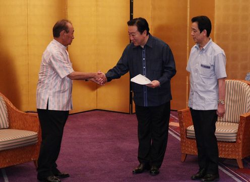 Photograph of the Prime Minister shaking hands with the Governor of Okinawa Prefecture, Mr. Hirokazu Nakaima, after receiving the Plan for the Promotion and Development of Okinawa