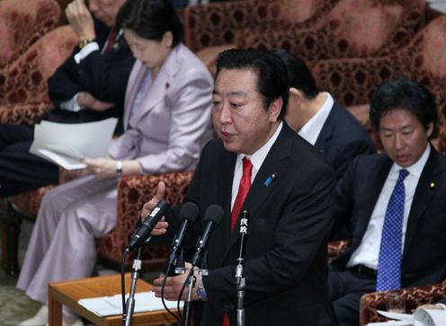Photograph of the Prime Minister answering questions at the meeting of the House of Representatives Special Committee on the Comprehensive Reform of Social Security and Taxation Systems 1