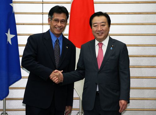 Photograph of Prime Minister Noda shaking hands with the President of the Federated States of Micronesia, Mr. Emanuel 