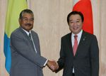 Photograph of Prime Minister Noda shaking hands with the President of the Republic of Palau, Mr. Johnson Toribiong
