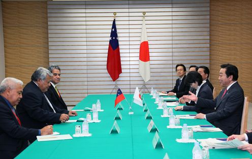 Photograph of the Prime Minister at the Japan-Samoa Summit Meeting