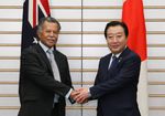 Photograph of Prime Minister Noda shaking hands with the Prime Minister of the Cook Islands, Mr. Henry Puna