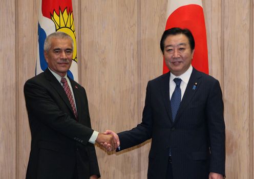 Photograph of Prime Minister Noda shaking hands with the President of the Republic of Kiribati, Mr. Anote Tong