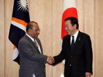 Photograph of Prime Minister Noda shaking hands with the President of the Republic of the Marshall Islands, Mr. Christopher Loeak