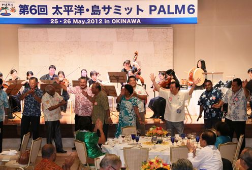 Photograph of the Prime Minister and the leaders dancing kachashi at the banquet hosted by Prime Minister and Mrs. Noda