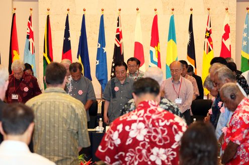 Photograph of the leaders offering a silent prayer for the victims of the Great East Japan Earthquake at the opening of the first session of the 6th Pacific Islands Leaders Meeting