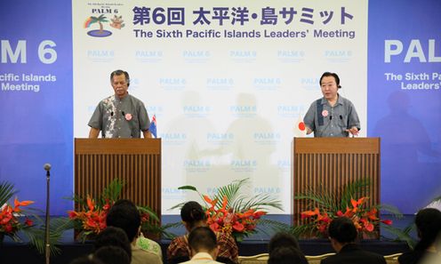 Photograph of Prime Minister Noda and the Prime Minister of the Cook Islands, Mr. Henry Puna, attending the joint press conference