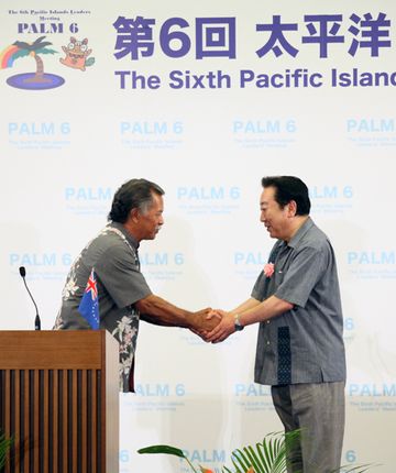 Photograph of Prime Minister Noda shaking hands with the Prime Minister of the Cook Islands, Mr. Henry Puna, after the joint press conference