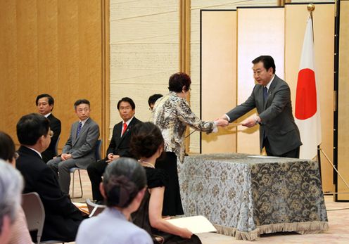 Photograph of the Prime Minister presenting a certificate of award at the ceremony to present the Prime Minister’s commendations for contributors to consumer support