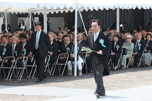 Photograph of the Prime Minister offering a flower at the ceremony 1