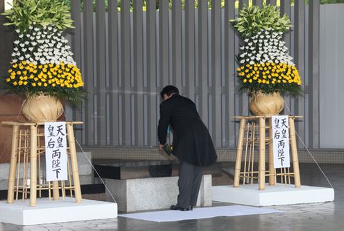 Photograph of the Prime Minister offering a flower at the ceremony 2