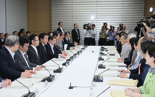 Photograph of the Prime Minister delivering an address at the meeting of the Intellectual Property Strategy Headquarters 2