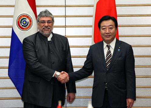 Photograph of Prime Minister Noda shaking hands with the President of the Republic of Paraguay, Mr. Fernando Lugo Mendez