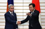 Photograph of Prime Minister Noda shaking hands with the President of the Republic of Armenia, Mr. Serzh Sargsyan, before the meeting