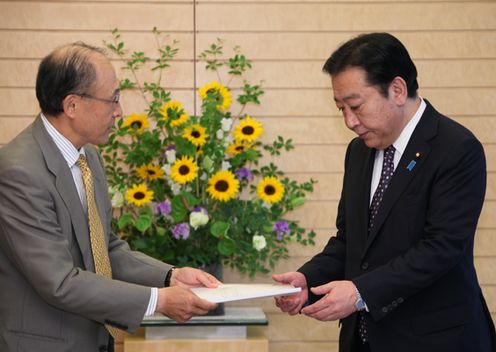 Photograph of the Prime Minister receiving a proposal from the Economists for Peace and Security Japan