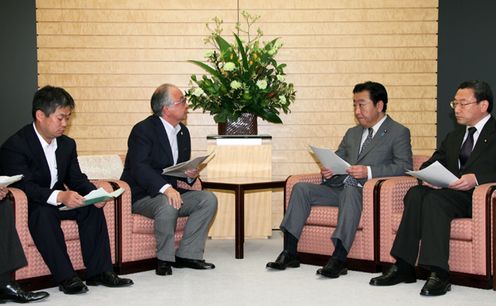 Photograph of the Prime Minister receiving a request for the G20 from President of RENGO Nobuaki Koga 2