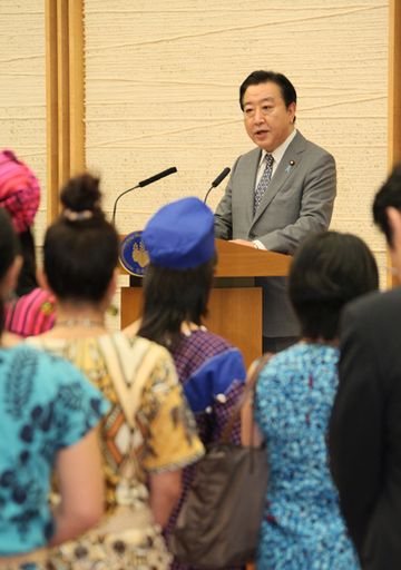 Photograph of the Prime Minister delivering an address at a debriefing session of the JOCV 2