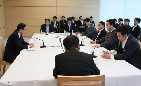 Photograph of the Prime Minister holding talks with the Governor of Fukui Prefecture 2