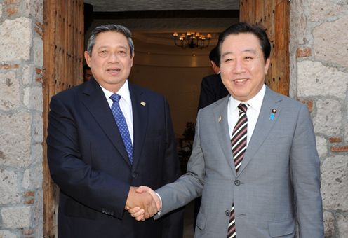Photograph of Prime Minister Noda shaking hands with the President of Indonesia, Dr. Susilo Bambang Yudhoyono