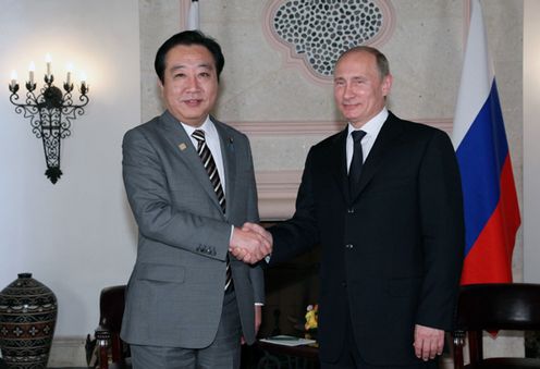 Photograph of Prime Minister Noda shaking hands with the President of Russia, Mr. Vladimir Vladimirovich Putin