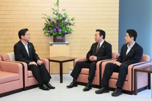 Photograph of Prime Minister Noda receiving a courtesy call from the Mayor of Kitakyushu City, Mr. Kenji Kitahashi