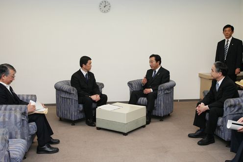 Photograph of Prime Minister Noda holding talks with the Governor of Miyagi Prefecture, Mr. Yoshihiro Murai