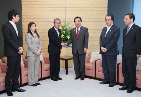 Photograph of the Prime Minister receiving a courtesy call from President Takeda of the JOC and the representative players of the Japanese National Team 1