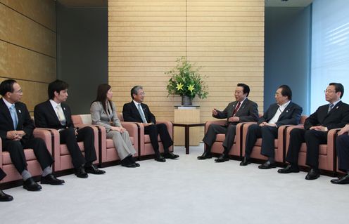 Photograph of the Prime Minister receiving a courtesy call from President Takeda of the JOC and the representative players of the Japanese National Team 2