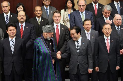 Photograph of Prime Minister Noda shaking hands with the President of the Islamic Republic of Afghanistan, Mr. Hamid Karzai, at the photo session