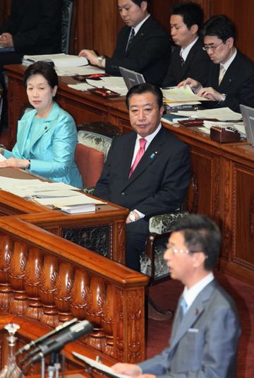 Photograph of the Prime Minister listening to the statements of the questioner at the plenary session of the House of Councillors