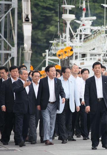Photograph of the Prime Minister observing the fish market in Kamaishi City 2