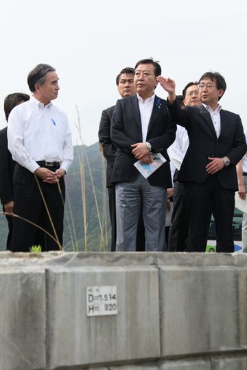 Photograph of the Prime Minister observing Unosumai Station 2
