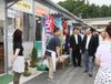 Photograph of the Prime Minister observing the temporary shopping district within the Kita Elementary School District of Otsuchi Town