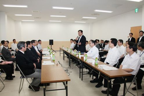 Photograph of the Prime Minister enjoying talks with people from the Chamber of Commerce and business operators