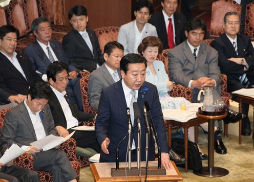 Photograph of the Prime Minister answering questions at the meeting of the House of Councillors Special Committee on the Comprehensive Reform of Social Security and Taxation Systems 1