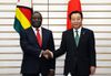 Photograph of Prime Minister Noda shaking hands with the Prime Minister of the Republic of Zimbabwe, Mr. Morgan Richard Tsvangirai