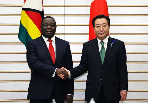 Photograph of Prime Minister Noda shaking hands with the Prime Minister of the Republic of Zimbabwe, Mr. Morgan Richard Tsvangirai