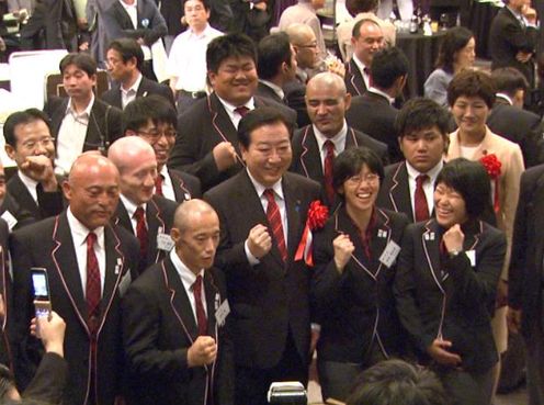 Photograph of the Prime Minister giving words of encouragement to the athletes at the send-off event for the Japanese National Team of the London 2012 Paralympic Games