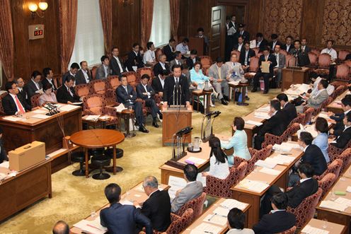 Photograph of the Prime Minister answering questions at the meeting of the House of Councillors Special Committee on the Comprehensive Reform of Social Security and Taxation Systems 2