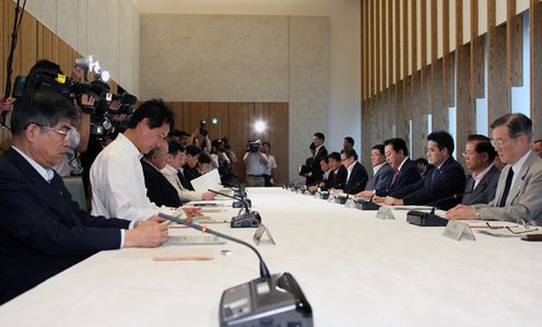 Photograph of the Prime Minister delivering an address at the meeting of the Committee for the Promotion of the Private Finance Initiative 2
